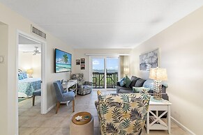 Life's A Beach~oceanfront 2 Bedroom Condo by RedAwning