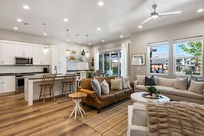 Grand Slam Getaway #5 5 Bedroom Townhouse