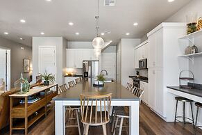 Grand Slam Getaway #5 5 Bedroom Townhouse