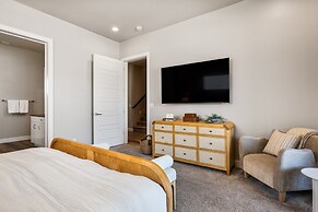 Grand Slam Getaway #5 5 Bedroom Townhouse
