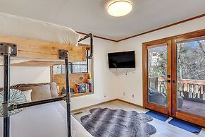 8 Mi to Big Bear Lake: Cabin w/ Deck & Fireplace