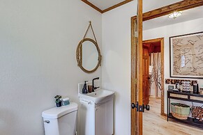 8 Mi to Big Bear Lake: Cabin w/ Deck & Fireplace