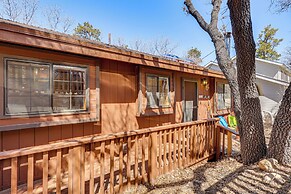8 Mi to Big Bear Lake: Cabin w/ Deck & Fireplace