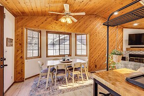 8 Mi to Big Bear Lake: Cabin w/ Deck & Fireplace