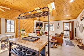 8 Mi to Big Bear Lake: Cabin w/ Deck & Fireplace