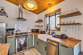 8 Mi to Big Bear Lake: Cabin w/ Deck & Fireplace
