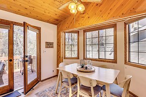 8 Mi to Big Bear Lake: Cabin w/ Deck & Fireplace