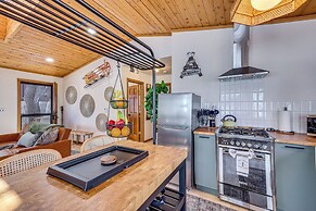 8 Mi to Big Bear Lake: Cabin w/ Deck & Fireplace