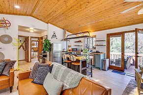 8 Mi to Big Bear Lake: Cabin w/ Deck & Fireplace