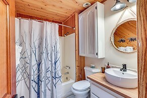 8 Mi to Big Bear Lake: Cabin w/ Deck & Fireplace