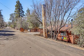 8 Mi to Big Bear Lake: Cabin w/ Deck & Fireplace