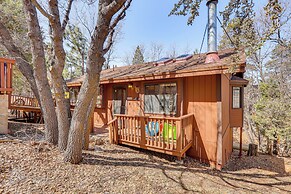 8 Mi to Big Bear Lake: Cabin w/ Deck & Fireplace