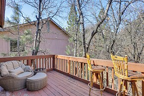 8 Mi to Big Bear Lake: Cabin w/ Deck & Fireplace