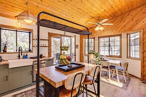 8 Mi to Big Bear Lake: Cabin w/ Deck & Fireplace