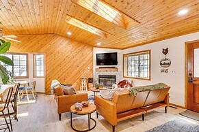 8 Mi to Big Bear Lake: Cabin w/ Deck & Fireplace