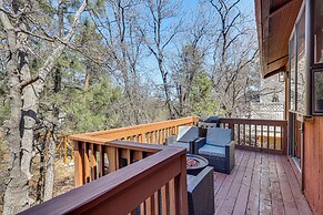 8 Mi to Big Bear Lake: Cabin w/ Deck & Fireplace