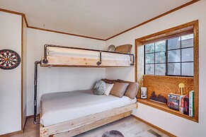 8 Mi to Big Bear Lake: Cabin w/ Deck & Fireplace