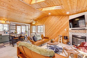 8 Mi to Big Bear Lake: Cabin w/ Deck & Fireplace