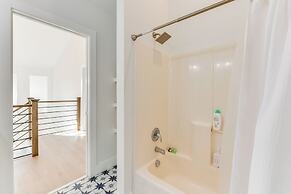 Pet-friendly Lake Norman Retreat w/ Deck & Grill