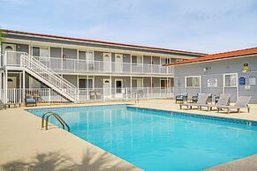Airy Biloxi Condo w/ Patio: Walk to Beach!