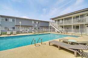 Airy Biloxi Condo w/ Patio: Walk to Beach!