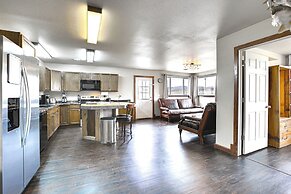 2 Mi to Dtwn Buffalo: Mtn-view Retreat w/ Patio!