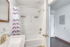 2 Mi to Dtwn Buffalo: Mtn-view Retreat w/ Patio!