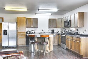 2 Mi to Dtwn Buffalo: Mtn-view Retreat w/ Patio!