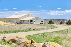 2 Mi to Dtwn Buffalo: Mtn-view Retreat w/ Patio!