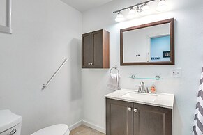 2 Mi to Dtwn Buffalo: Mtn-view Retreat w/ Patio!