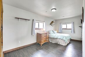 2 Mi to Dtwn Buffalo: Mtn-view Retreat w/ Patio!