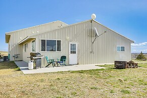 2 Mi to Dtwn Buffalo: Mtn-view Retreat w/ Patio!