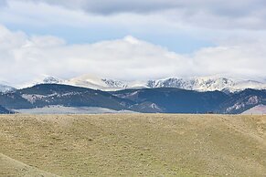 2 Mi to Dtwn Buffalo: Mtn-view Retreat w/ Patio!