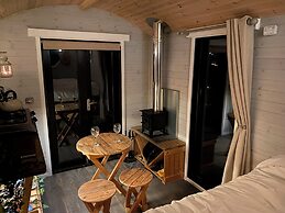1 Bed Cabin - Sleeps 2 - Hottub - Parking - Garden