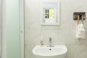 Adorable 1Bed Cottage Walk to the Beach