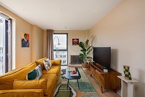 Chic Urban Flat With Rooftop Access