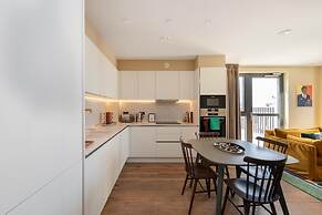 Chic Urban Flat With Rooftop Access