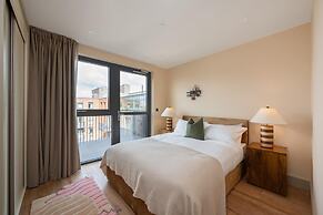 Chic Urban Flat With Rooftop Access