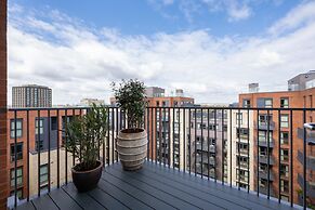 Chic Urban Flat With Rooftop Access