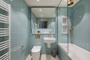 Chic Urban Flat With Rooftop Access