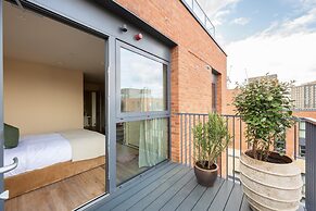 Chic Urban Flat With Rooftop Access