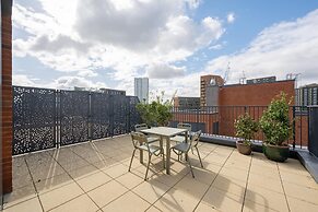 Chic Urban Flat With Rooftop Access