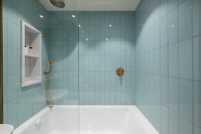 Chic Urban Flat With Rooftop Access