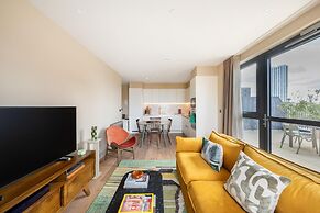 Chic Urban Flat With Rooftop Access