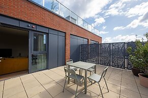 Chic Urban Flat With Rooftop Access