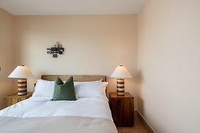 Chic Urban Flat With Rooftop Access