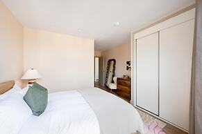 Chic Urban Flat With Rooftop Access