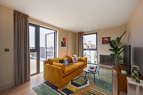 Chic Urban Flat With Rooftop Access