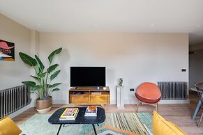 Chic Urban Flat With Rooftop Access