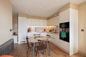 Chic Urban Flat With Rooftop Access